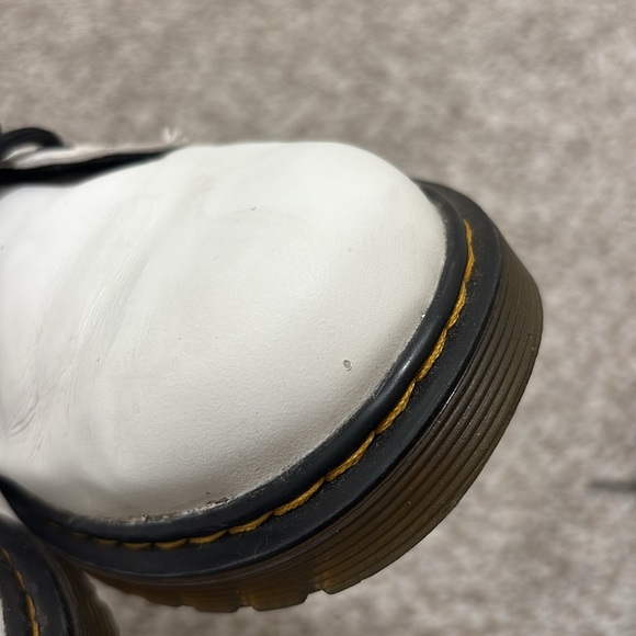 Dr. Marten youth girls patent leather white lace up boots 4 - Picture 9 of 9